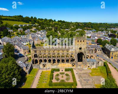 Luftaufnahme von der Drohne der Ruinen der Jedburgh Abbey in der Stadt Jedburgh an der schottischen Grenze, Schottland, Großbritannien Stockfoto