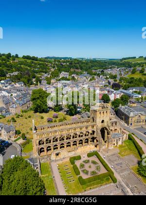 Luftaufnahme von der Drohne der Ruinen der Jedburgh Abbey in der Stadt Jedburgh an der schottischen Grenze, Schottland, Großbritannien Stockfoto