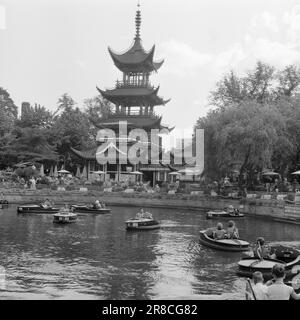 Aktueller 34-1-1960: Ein glücklicher Tag im Abenteuerpark Hier ist der Tivoli-Garten Kopenhagens – das Karussell voller glücklicher Erinnerungen für Zehntausende Norweger – der Abenteuergarten, den niemand kopieren kann. Foto: Ivar Aaserud / Aktuell / NTB ***FOTO NICHT ABGEBILDET*** Stockfoto