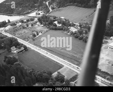 Stromstärke 30-5-1960: Das rasende Todesgrinsen hinter dem Steuer. Riesige Autokolossusen, wie Lokomotiven, fahren durch die dicht besiedelten Gebiete entlang der Straßen. Die Verkehrspolizei ist ständig auf der Suche und überwacht Schwertransporte mit Radar. Foto: Ivar Aaserud / Aktuell / NTB ***FOTO NICHT ABGEBILDET*** Stockfoto