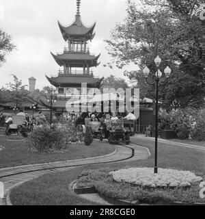 Aktueller 34-1-1960: Ein glücklicher Tag im Abenteuerpark Hier ist der Tivoli-Garten Kopenhagens – das Karussell voller glücklicher Erinnerungen für Zehntausende Norweger – der Abenteuergarten, den niemand kopieren kann. Foto: Ivar Aaserud / Aktuell / NTB ***FOTO NICHT ABGEBILDET*** Stockfoto