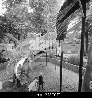 Aktuell 34-1-1960: Happy Day im Abenteuerpark Hier ist Kopenhagens Tivoli - das Karussell voller glücklicher Erinnerungen für Zehntausende Norweger - der Abenteuerpark, den niemand kopieren kann. Foto: Ivar Aaserud / Aktuell / NTB ***FOTO NICHT ABGEBILDET*** Stockfoto