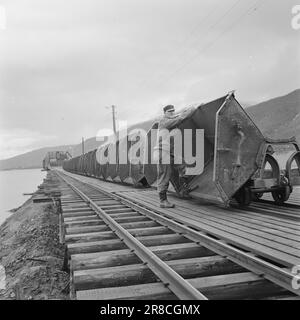 Aktuell 46-7-1960: Soll dieses Dorf verwüstet werden? Die Bergbaugemeinde Bjørkåsen steht vor ihrem Niedergang, wenn nicht bald neue Arbeitsplätze geschaffen werden. Die Erzreserven reichen nur für 2 1/2 Betriebsjahre aus. Die Jungen fliehen aus dem Dorf, und die Alten sind beunruhigt über die Ungewissheit. „Es muss eine neue Industrie aufgebaut werden, das ist eine beliebte Forderung“, sagt die Ballangsværingen. Foto: Bjarne Amundsen / Aktuell / NTB ***FOTO NICHT ABGEBILDET*** Stockfoto