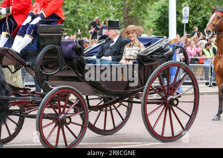 London, Großbritannien. 17. Juni 2023. Birgitte, Herzogin von Gloucester und Prinz Richard, Herzog von Gloucester, reisen in einer Pferdekutsche während der Trooping the Colour entlang der Mall im Zentrum von London. Die Parade findet zum offiziellen Geburtstag von König Karl III. Statt Dieses Jahr wird das erste Trooping der Farbe für König Karl III. Sein, seit er nach dem Tod von Königin Elisabeth II. Am 8. September 2022 auf den Thron aufstieg. Kredit: SOPA Images Limited/Alamy Live News Stockfoto