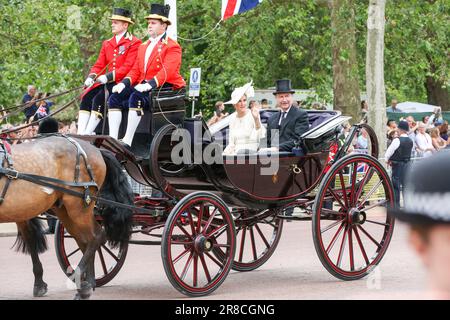 London, Großbritannien. 17. Juni 2023. Sophie, Herzogin von Edinburgh und Vizeadmiral Sir Timothy Laurence reisen in einer Pferdekutsche während der Trooping the Colour entlang der Mall im Zentrum von London. Die Parade findet zum offiziellen Geburtstag von König Karl III. Statt Dieses Jahr wird das erste Trooping der Farbe für König Karl III. Sein, seit er nach dem Tod von Königin Elisabeth II. Am 8. September 2022 auf den Thron aufstieg. Kredit: SOPA Images Limited/Alamy Live News Stockfoto