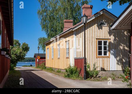 Idyllischer Blick auf die Straße Sjöformansgatan oder Venemiehenkatu an einem sonnigen Sommertag in Barckens udde, der Altstadt von Ekenäs oder Tammisaari, Finnland Stockfoto
