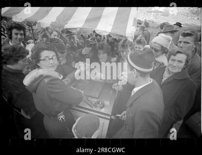 Actual 47-4-1960 : luftiger Schwebeflug ohne Schnee Bergen's Ski Circle zusammen mit Fana Idrettslag und Hoppsportens Freunden organisierten Rennen in Lilletvedtbakken in Fana außerhalb von Bergen. Der Abflusskanal war mit zerstoßenem Eis von Bergen Fiskeinwiesi überzogen. Foto: Sverre A. Børretzen / Aktuell / NTB ***FOTO NICHT IMAGE PROCESSED*** Stockfoto