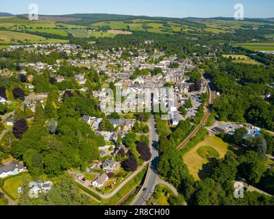 Luftaufnahme von der Drohne der Stadt Pitlochry in Perth und Kinross, Schottland, Großbritannien Stockfoto