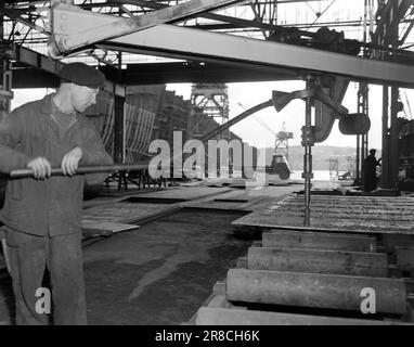 Aktuell 21-4-1950: Rosenberg: Ein technisches Abenteuer in einer höllischen Ecke kann schlechtes Schweißen ziemlich tödlich sein. Die Rosenberger Maschinenwerkstatt nimmt Röntgenaufnahmen der Boote, die sie bauen, bevor sie sie in die Weltmeere freisetzen. Sie haben sich nach dem Krieg gewaltsam ausgebreitet und sind nun zweifellos Norwegens modernste ihrer Art. Foto: Sverre A. Børretzen / Aktuell / NTB ***FOTO NICHT IMAGE PROCESSED*** Stockfoto