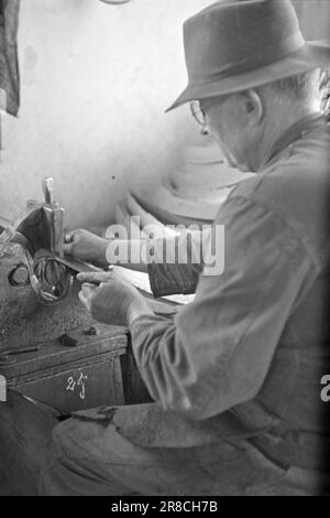 Strom 09-1950: Bereit für den Frühling. Der größte Hersteller landwirtschaftlicher Maschinen, Kvernelands Fabrik in der Zeit auf Jæren, ist auch handwerklicher, aber sehr notwendige landwirtschaftliche Geräte. Foto: Sverre A. Børretzen / Aktuell / NTB ***Foto nicht image PROCESSED*** Stockfoto