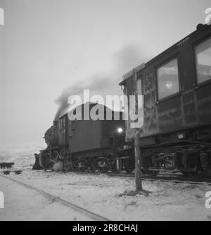 Tatsächlich 1-1948: Nord- und Südnorwegen verbunden [Bild 0015]am 8. Dezember 1947 hat Nordlandsbanen, oder Nord-Norgesbanen, wie es eigentlich genannt werden sollte, sein Wachstum um einige neue Meilen erweitert. Der Streckenabschnitt Mo i Rana-Lønsdal wurde für den allgemeinen Verkehr geöffnet. Damit wurde eine neue Etappe des Nord-Norgesbanen abgeschlossen. Aber Lønsdal ist nicht der Endpunkt, die Strecke muss viel weiter nördlich verlaufen, - gibt es irgendeinen Grund, diesen Vorfall auf mehr als ein technisches Eisenbahnintermesso zu erhöhen? Ja, das ist es. Dieses Ereignis, das ohne eine größere Zeremonie von Pomp und Pracht stattfand, in Wirklichkeit Stockfoto