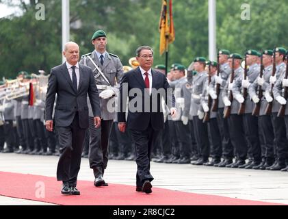 Berlin, Deutschland. 20. Juni 2023. Bundeskanzler Olaf Scholz veranstaltet eine Begrüßungszeremonie für den Besuch des chinesischen Ministerpräsidenten Li Qiang vor seinen Gesprächen in Berlin, Deutschland, am 20. Juni 2023. Die siebte zwischenstaatliche Konsultation zwischen China und Deutschland wurde am Dienstag in Berlin von Li und Scholz gemeinsam geleitet. Li und Scholz haben vor der Konsultation Gespräche geführt. Kredit: Ding Haitao/Xinhua/Alamy Live News Stockfoto