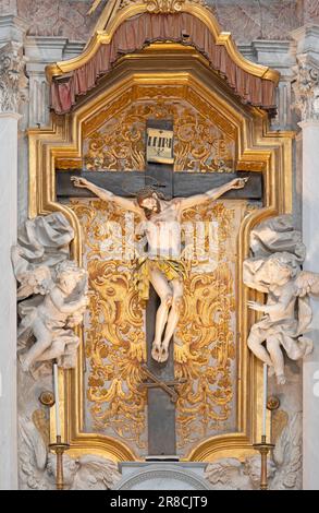 NEAPEL, ITALIEN - 22. APRIL 2023: Die Statue der Kreuzigung in der Kirche Basilica di San Giovanni Maggiore von einem unbekannten Künstler aus dem Jahr 18. Cent. Stockfoto