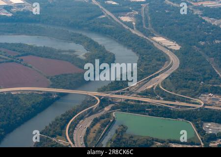 Richmond, Virginia, USA – der James River, I-95 und die Vietnam Veterans Bridge am Pocahontas Parkway I-895 in Chesterfield County aus der Vogelperspektive Stockfoto