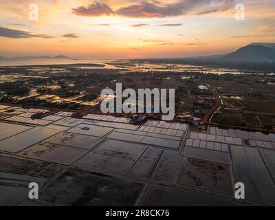 Eine Luftaufnahme der Salzfelder bei Tageslicht in Kampot, Kambodscha Stockfoto