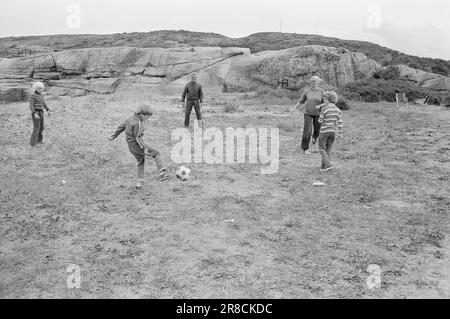 Aktuell 28 - 4 - 1974: Vom Strand geworfen Married Ehepaar Ada Haug und Odd Grythe reisen vom Campingplatz zum Campingplatz und stellen TV-Material her. Es gibt Live-Übertragungen. Aber sie erfordern auch umfangreiche Vorbereitungsarbeiten. Foto: Ivar Aaserud / Aktuell / NTB ***FOTO NICHT ABGEBILDET*** Stockfoto