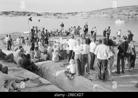 Aktuell 28 - 4 - 1974: Vom Strand geworfen Married Ehepaar Ada Haug und Odd Grythe reisen vom Campingplatz zum Campingplatz und stellen TV-Material her. Es gibt Live-Übertragungen. Aber sie erfordern auch umfangreiche Vorbereitungsarbeiten. Foto: Ivar Aaserud / Aktuell / NTB ***FOTO NICHT ABGEBILDET*** Stockfoto