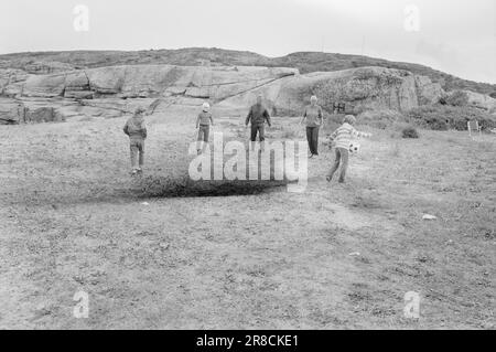 Aktuell 28 - 4 - 1974: Vom Strand geworfen Married Ehepaar Ada Haug und Odd Grythe reisen vom Campingplatz zum Campingplatz und stellen TV-Material her. Es gibt Live-Übertragungen. Aber sie erfordern auch umfangreiche Vorbereitungsarbeiten. Foto: Ivar Aaserud / Aktuell / NTB ***FOTO NICHT ABGEBILDET*** Stockfoto