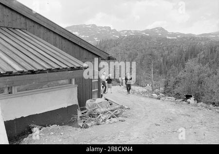 Aktuell 28 - 3 - 1974: Hüttenurlaub in einer neuen WegEven in Norwegen haben wir keinen Platz für eine unbegrenzte Anzahl von Hütten und Ferienhäusern in unserer geräumigen Natur, wenn es wieder unberührte Gebiete geben soll. Wir müssen mehr Leute für jede Hütte zusammenbringen und sie in Dörfern mit guter Abfallentsorgung und Abwasser abholen, wie es in Gausta Fjellgrend geschehen ist. In Gausta Fjellgrende besitzen 48 Genossenschaftsbesitzer acht komfortable und attraktive Hütten. Foto: Sverre A. Børretzen / Aktuell / NTB ***FOTO NICHT IMAGE PROCESSED*** Stockfoto