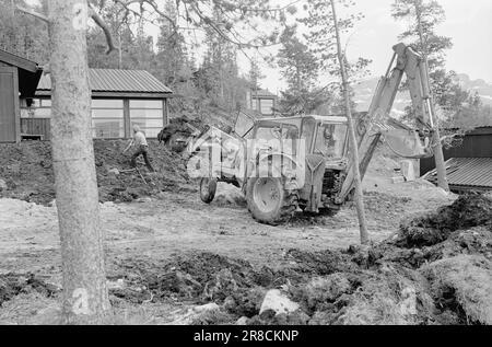 Aktuell 28 - 3 - 1974: Hüttenurlaub in einer neuen WegEven in Norwegen haben wir keinen Platz für eine unbegrenzte Anzahl von Hütten und Ferienhäusern in unserer geräumigen Natur, wenn es wieder unberührte Gebiete geben soll. Wir müssen mehr Leute für jede Hütte zusammenbringen und sie in Dörfern mit guter Abfallentsorgung und Abwasser abholen, wie es in Gausta Fjellgrend geschehen ist. In Gausta Fjellgrende besitzen 48 Genossenschaftsbesitzer acht komfortable und attraktive Hütten. Foto: Sverre A. Børretzen / Aktuell / NTB ***FOTO NICHT IMAGE PROCESSED*** Stockfoto