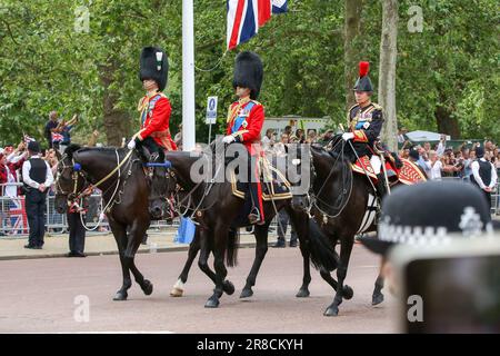 London, Großbritannien. 17. Juni 2023. William, Prince of Wales, Prince Edward, Duke of Edinburgh und Anne, Prinzessin Royal in Militäruniformen auf dem Pferderücken entlang der Mall im Zentrum von London während der „Trooping the Colour“. Die Parade findet zum offiziellen Geburtstag von König Karl III. Statt Dieses Jahr wird das erste Trooping der Farbe für König Karl III. Sein, seit er nach dem Tod von Königin Elisabeth II. Am 8. September 2022 auf den Thron aufstieg. (Credit Image: © Steve Taylor/SOPA Images via ZUMA Press Wire) NUR ZUR REDAKTIONELLEN VERWENDUNG! Nicht für den kommerziellen GEBRAUCH! Stockfoto