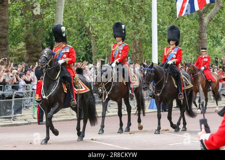 London, Großbritannien. 17. Juni 2023. König Karl III., William, Prince of Wales und Prinz Edward, Herzog von Edinburgh in Militäruniformen, reiten entlang der Mall im Zentrum von London während Trooping the Colour. Die Parade findet zum offiziellen Geburtstag von König Karl III. Statt Dieses Jahr wird das erste Trooping der Farbe für König Karl III. Sein, seit er nach dem Tod von Königin Elisabeth II. Am 8. September 2022 auf den Thron aufstieg. (Credit Image: © Steve Taylor/SOPA Images via ZUMA Press Wire) NUR ZUR REDAKTIONELLEN VERWENDUNG! Nicht für den kommerziellen GEBRAUCH! Stockfoto