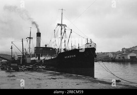 Derzeit 10-9-1960: Schwimmender Sarg Flakke repariert alte Wannen in seiner eigenen Werkstatt, die nicht den professionellen Standards entsprechen. "Rensvik", den Flakke an Trondheim verkauft hat, kurz bevor es abgestürzt ist. Weitere 4 Flakkes Schiffe sind abgestürzt. Foto: Sverre A. Børretzen / Aktuell / NTB ***FOTO NICHT IMAGE PROCESSED*** Stockfoto
