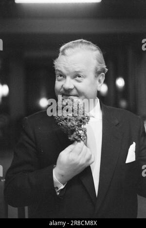 Aktueller 52. 2. 1960: Blumenkohl ala Christmas Ribs, Schauspieler Willie Hoel mit Ablegoyers auf dem Weihnachtstisch. Chlorophyll ist eine Party die diesjährige Firmenfeier fand unter dem Motto „Wohlbefinden am Arbeitsplatz“ im Restaurant für Rohkost statt. Gegen Kardialgie, Holzfäller und Mundgeruch." Foto: Sverre A. Børretzen / Aktuell / NTB ***FOTO NICHT IMAGE PROCESSED*** Stockfoto