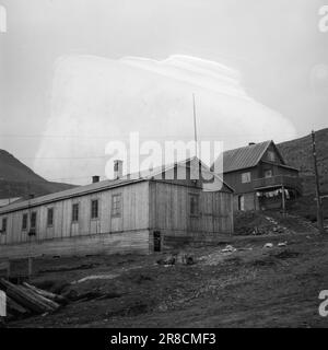 Tatsächlich 20-3-1947: Honningsvåg'Zwischen Baracken und Bergen am Meer...' Als die deutschen „Entstörungsabteilungen“ Honningsvåg verließen, blieb nur die winzige Holzkirche erhalten und bezeugte, dass Honningsvåg eine florierende kleine Gemeinde war, das größte Fischerdorf von West Finnmark. Wie sieht es heute in Honningsvåg aus, fast drei Jahre nachdem die Deutschen in Finnmark ihre Verwüstung begannen? Wie läuft es eigentlich mit der umstrittenen Restaurierung im Norden? Foto: Th. Skotaam/Aktuell/NTB ***FOTO NICHT VERARBEITET*** Stockfoto