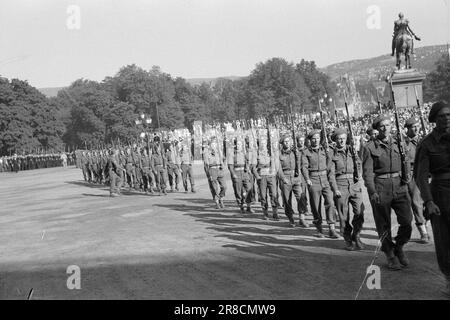 Tatsächlich 16-1947: Hunderttausend zollen dem König 75 Jahre lang Tribut Oslo hatte alle Register für König Haakons 75. Geburtstag am 3. August gezogen. Das Bild des Königs glänzte gegen einen in allen Größen und Editionen von fast jedem Schaufenster. Drei ganze Tage lang dauerten die königlichen Festlichkeiten. Der Höhepunkt der Feierlichkeiten in Oslo war zweifellos die Autofahrt des Königs durch die Stadt am Sonntag. Foto: Aktuell/NTB ***FOTO NICHT VERARBEITET*** Stockfoto