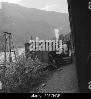 Derzeit 17-1950: Industrie in der WastelandBetween schneebedeckte Berge an der schwedischen Grenze, weit östlich von Bodø, liegt Sulitjelma. Die Menschen in dieser Bergstadt sind völlig abhängig vom Bergbau und den Minen. Die Kommunikation ist schlecht. Im Frühjahr und Herbst kann Sulitjelma vollständig von der Außenwelt isoliert werden. Die 3.000 Menschen, die dort leben, sind alle "de" und leben ihr eigenes Leben - fast wie ein Staat innerhalb eines Staates. Foto: Sverre A. Børretzen / Aktuell / NTB ***FOTO NICHT IMAGE PROCESSED*** Stockfoto