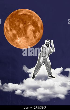 Vertikale Kunstcollage eines Mini-Schwarzweiß-Gamma-Typen hält Baseballschläger, großer Vollmond-Stand Wolken am Himmel isoliert auf gemaltem Hintergrund. Stockfoto