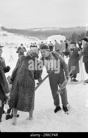 Aktueller 2.-2.-1960.: Anstoß mit dem Olympiaport die Skifahrer und Skater hatten am vergangenen Wochenende ihren ersten großen präolympischen Krafttest, die Skater in Trondheim, die Skispringer und die Skilanglauf in Gjøvik. In diesem Bericht berichten unsere Mitarbeiter in Texten und Bildern über die Situation, die zu den Besten zählt. Foto: Ivar Aaserud / Aktuell / NTB ***FOTO NICHT ABGEBILDET*** Stockfoto