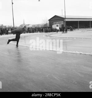 Aktueller 2.-2.-1960.: Anstoß mit dem Olympiaport die Skifahrer und Skater hatten am vergangenen Wochenende ihren ersten großen präolympischen Krafttest, die Skater in Trondheim, die Skispringer und die Skilanglauf in Gjøvik. In diesem Bericht berichten unsere Mitarbeiter in Texten und Bildern über die Situation, die zu den Besten zählt. Foto: Ivar Aaserud / Aktuell / NTB ***FOTO NICHT ABGEBILDET*** Stockfoto