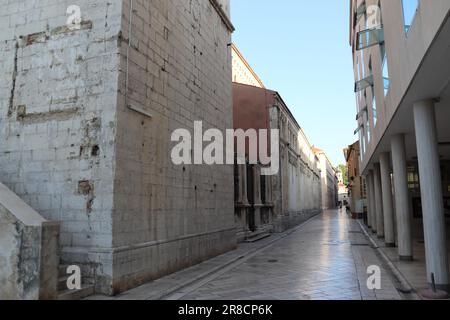 Die Stadt Zadar und historische Denkmäler mit Kirchen und einer Kathedrale, die noch heute genutzt werden. Die Fotos zeigen auch den Küstenabschnitt der Stadt. Stockfoto