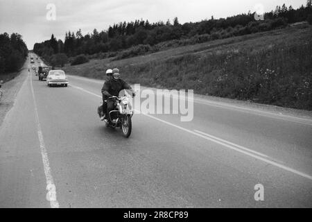 Aktuell 30-5-1960: Tod durch Geschwindigkeit GrinerSpeed Tod Grinsen hinter dem Steuer. Riesige Autokolossusen, wie Lokomotiven, fahren durch die dicht besiedelten Gebiete entlang der Straßen. Die Verkehrspolizei ist ständig auf der Suche und überwacht Schwertransporte mit Radar. Foto: Ivar Aaserud / Aktuell / NTB ***FOTO NICHT ABGEBILDET*** Stockfoto