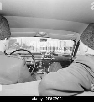 Aktuell 15-5-1960: Das dritte aufschlussreiche Auge die Polizei von Oslo fährt heutzutage in einem Auto mit sechs wachsamen Augen auf den Verkehr, zwei Polizisten und zwei automatischen Kameras. Mit Letzteren kann man nicht streiten. Über einen elektrischen Auslöser registrieren sie automatisch die Illegalitäten, nüchtern und zuverlässig. Ein Gerät nimmt Nahaufnahmen des Autos mit dem Kennzeichen auf, das andere nimmt das Übersichtsbild auf, das später dem Gericht präsentiert werden kann und hohe Anwaltskosten spart. Schlampig Ein großer Lkw hält auf der linken Seite der Autobahn an der breiten Ausfahrt von Oslo. Das tut er nicht Stockfoto