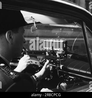 Aktuell 15-5-1960: Das dritte aufschlussreiche Auge die Polizei von Oslo fährt heutzutage in einem Auto mit sechs wachsamen Augen auf den Verkehr, zwei Polizisten und zwei automatischen Kameras. Mit Letzteren kann man nicht streiten. Über einen elektrischen Auslöser registrieren sie automatisch die Illegalitäten, nüchtern und zuverlässig. Ein Gerät nimmt Nahaufnahmen des Autos mit dem Kennzeichen auf, das andere nimmt das Übersichtsbild auf, das später dem Gericht präsentiert werden kann und hohe Anwaltskosten spart. Foto: Ivar Aaserud / Aktuell / NTB ***FOTO NICHT ABGEBILDET*** Stockfoto