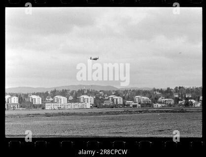 Strom 47-1-1960: Die Flugzeuge ins Wohnzimmer. Wir wissen noch zu wenig über die Auswirkungen von Lärm auf das Gehör und die Nerven. Dennoch beginnen wir mit dem Bau eines großen Flughafens in einem dicht bebauten Gebiet: Fornebu. Zwar wurden viele Häuser gebaut, nachdem der Flughafen kam, aber es ist klar, dass dies ein typisches Wohngebiet war, das gut für die Vorstadtentwicklung geeignet war. Neue Apartmentblöcke umgeben die Landebahnen in Fornebu. Foto: Ivar Aaserud / Aktuell / NTB ***FOTO NICHT ABGEBILDET*** Stockfoto