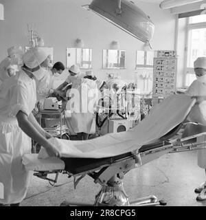 Stromstärke 16-9-1960: Ein Blick ins Gehirn für fünf Stunden der Chirurg stand am Kopf des Patienten. Und nicht eine von ihnen konnte ihn ausruhen, weil ihm ein Mensch sein Leben anvertraut hatte. Den Mitarbeitern von Aktuell wurde gestattet, die Operation bei Rikshospitalet in Oslo zu verfolgen. Foto: Aage Storløkken / Aktuell / NTB ***FOTO NICHT VERARBEITET*** Stockfoto