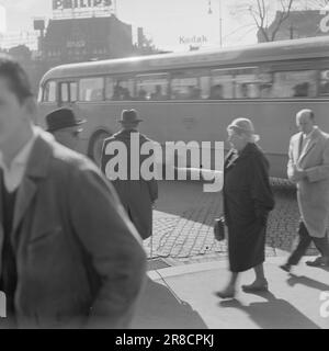 Strom 17-5-1960: Helfen Sie Blind. Tag und Nacht in ewiger Dunkelheit. Nur wenn das Sonnenlicht besonders stark ist, weiß er, was Licht ist. Dann flackert es irgendwo im Hinterkopf. Unangenehm, ohne Erfolg. Deshalb trägt er eine schwarze Brille, Bjørn Myrberg, einer der 4.000 Norweger, die nicht sehen können, einer von denen, die unsere Hilfe brauchen. Gibst du ihm einen anstrengenden Tag im Verkehr? Foto: Aage Storløkken / Aktuell / NTB ***FOTO NICHT VERARBEITET*** Stockfoto