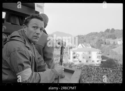 Actual 47-4-1960 : luftiger Schwebeflug ohne Schnee Bergen's Ski Circle zusammen mit Fana Idrettslag und Hoppsportens Freunden organisierten Rennen in Lilletvedtbakken in Fana außerhalb von Bergen. Der Abflusskanal war mit zerstoßenem Eis von Bergen Fiskeinwiesi überzogen. Foto: Sverre A. Børretzen / Aktuell / NTB ***FOTO NICHT IMAGE PROCESSED*** Stockfoto