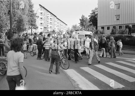 Tatsächlich 22 - 2 - 1974: DUS mit der Police Die Bezirkspolizei ist ein seltsames Phänomen, das als eine Art Pufferzone zwischen dem gewöhnlichen Polizisten und dem Jungen auf der Straße agiert. Der Zweck besteht in erster Linie darin, Verbrechen zu verhindern. Current ist bei den Offizieren Helge Løhren und Lars Stubstad. Foto: Ivar Aaserud / Aktuell / NTB ***FOTO NICHT ABGEBILDET*** Stockfoto