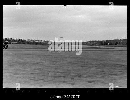 Strom 47-1-1960: Die Flugzeuge ins Wohnzimmer. Wir wissen noch zu wenig über die Auswirkungen von Lärm auf das Gehör und die Nerven. Dennoch beginnen wir mit dem Bau eines großen Flughafens in einem dicht bebauten Gebiet: Fornebu. Zwar wurden viele Häuser gebaut, nachdem der Flughafen kam, aber es ist klar, dass dies ein typisches Wohngebiet war, das gut für die Vorstadtentwicklung geeignet war. Foto: Ivar Aaserud / Aktuell / NTB ***FOTO NICHT ABGEBILDET*** Stockfoto