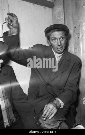 Derzeit 10-9-1960: Schwimmender Sarg Flakke repariert alte Wannen in seiner eigenen Werkstatt, die nicht den professionellen Standards entsprechen. Der Hauptzeuge in einem möglichen Fall gegen Flakke wird der Klempner Karl Pettersen sein, der ein Loch in den Schießstand von „Kovda“ gestochen hat. Foto: Sverre A. Børretzen / Aktuell / NTB ***FOTO NICHT IMAGE PROCESSED*** Stockfoto