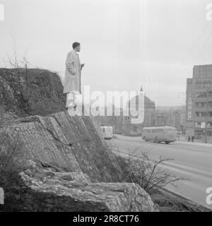 Aktuell 3-11-1960: Auf der Flucht vor Hass Südafrikas verfolgte die Gestapo den 23-jährigen Hans Beukes aus einem einzigen Grund durch drei Länder: Er ist farbig. Aber Beukes entkam, und vom UN-Podium ließ er die ganze Welt auf ihn hören. Nach vielen Abenteuern fand er einen Zufluchtsort in Oslo. Foto: Aage Storløkken / Aktuell / NTB ***FOTO NICHT VERARBEITET*** Stockfoto