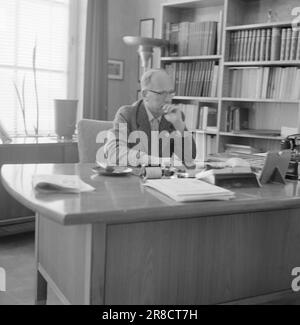 Derzeit 39. 3. 1960: Konkurs im Zentrum hinter verschlossenen Türen, neun politische Vertriebsmanager verhandelten den größten Schnäppchenverkauf der Nachkriegszeit. Die Waren, die sie verkaufen wollen, sind die grundlegenden Ansichten und Ideen der drei zentristischen Parteien. Foto: Aage Storløkken / Aktuell / NTB ***FOTO NICHT VERARBEITET*** Stockfoto