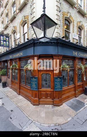 Außenansicht des Champion Pub an der Ecke Eastcastle Street und Wells Street, Fitzrovia, London Stockfoto