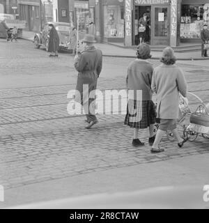 Strom 17-5-1960: Helfen Sie Blind. Tag und Nacht in ewiger Dunkelheit. Nur wenn das Sonnenlicht besonders stark ist, weiß er, was Licht ist. Dann flackert es irgendwo im Hinterkopf. Unangenehm, ohne Erfolg. Deshalb trägt er eine schwarze Brille, Bjørn Myrberg, einer der 4.000 Norweger, die nicht sehen können, einer von denen, die unsere Hilfe brauchen. Gibst du ihm einen anstrengenden Tag im Verkehr? Foto: Aage Storløkken / Aktuell / NTB ***FOTO NICHT VERARBEITET*** Stockfoto