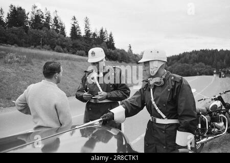 Aktuell 30-5-1960: Tod durch Geschwindigkeit GrinerSpeed Tod Grinsen hinter dem Steuer. Riesige Autokolossusen, wie Lokomotiven, fahren durch die dicht besiedelten Gebiete entlang der Straßen. Die Verkehrspolizei ist ständig auf der Suche und überwacht Schwertransporte mit Radar. Foto: Ivar Aaserud / Aktuell / NTB ***FOTO NICHT ABGEBILDET*** Stockfoto